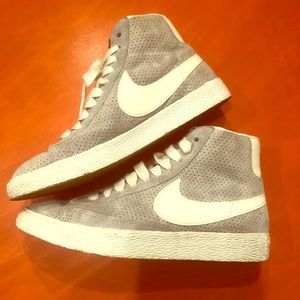 NIKE Women’s  BLAZER MID SUEDE (WOLF GREY / SAIL)